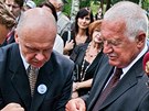 Prezident V�clav Klaus zapaluje putovn� lucernu na 70. v�ro�� vyp�len� Le��k�