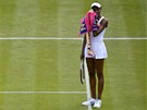 KONEC. Venus Williamsov� vypadla  ve Wimbledonu u� v prvn�m kole.