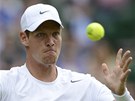KONCENTRACE. Tom� Berdych v utk�n� prvn�ho kola ve Wimbledonu.
