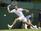 JE�T� KOUSEK. Ernests Gulbis v utk�n� prvn�ho kola Wimbledonu proti Tom�i
