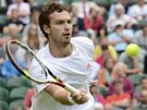 TAKHLE N�JAK. Ernests Gulbis v utk�n� prvn�ho kola Wimbledonu proti Tom�i