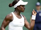 TAKHLE JO. Sloane Stephensov� v utk�n� druh�ho kola Wimbledonu proti Pet�e