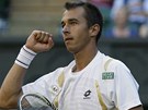 TAKLE JO! Luk� Rosol v utk�n� druh�ho kola Wimbledonu proti Rafaeli Nadalovi.