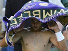 RAD�I SE SCHOV�M. Rafael Nadal v utk�n� druh�ho kola Wimbledonu proti Luk�i