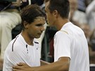ZNI�EN� �AMPION. Rafael Nadal u s�t� se sv�m wimbledonsk�m p�emo�itelem Luk�em...