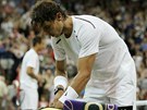 ŠPANĚLSKÝ SMUTEK. Rafael Nadal si balí věci po wimbledonské prohře s Lukášem ŠPANĚLSKÝ SMUTEK. Rafael Nadal si balí věci po wimbledonské prohře s Lukášem