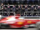 Fernando Alonso s vozem Ferrari v p�te�n�m tr�ninku Velk� ceny Evropy formule 1