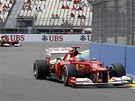 Vozy Ferrari v p�te�n�m tr�ninku Velk� ceny Evropy formule 1 na okruhu ve