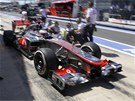 Jenson Button s vozem McLaren v boxech p�i t�et�m tr�ninku Velk� ceny Evropy