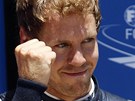 GESTO RADOSTI. Za�at� p�st prav� ruky mluv� sama za sebe - Sebastian Vettel se