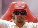 �EK�N�. �pan�lsk� jezdec Fernando Alonso sed� a vy�k�v� mezi �leny sv�ho t�mu.