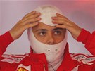 UŽ SE CHYSTÁM. Brazilský pilot Felipe Massa se připravuje před sobotním UŽ SE CHYSTÁM. Brazilský pilot Felipe Massa se připravuje před sobotním