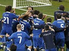 HROMADA RADOSTI. Itals�t� fotbalist� slav� postup do semifin�le Eura. 