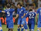 ITALSK� J�SOT. Andrea Pirlo se raduje a s n�m jeho spoluhr��i z italsk�