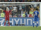 SOUBOJ ZA��N�. Andrea Pirlo se chyst� na penaltu, brank�� Joe Hart se ho sna��
