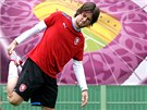 Tom� Rosick� se protahuje na tr�ninku fotbalov� reprezentace.
