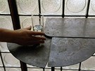 Stolek s pohyblivými deskami z kovu je také dílem Pierra Chareua Stolek s pohyblivými deskami z kovu je také dílem Pierra Chareua
