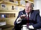 Fidelis Schlée má pracovnu v černozlaté kombinaci. Dřevěná knihovna za Fidelis Schlée má pracovnu v černozlaté kombinaci. Dřevěná knihovna za