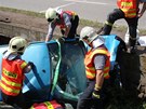 Hasiči vyprošťují automobil napasovaný v korytě potoka ve zlínské části Louky. Hasiči vyprošťují automobil napasovaný v korytě potoka ve zlínské části Louky.