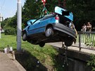Hasiči vyprošťují automobil napasovaný v korytě potoka ve zlínské části Louky. Hasiči vyprošťují automobil napasovaný v korytě potoka ve zlínské části Louky.