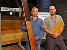 Miloslav Vodička a Petr Tinka vyrábějí speciální obložení. Miloslav Vodička a Petr Tinka vyrábějí speciální obložení.