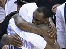 TAK TEDA GRATULUJU. Kevin Durant (vlevo), hv�zdn� st�elec z Oklahoma City,