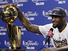 PATŘÍŠ MI. LeBron James se spokojeně usmívá na cenu pro vítěze NBA - Larry PATŘÍŠ MI. LeBron James se spokojeně usmívá na cenu pro vítěze NBA - Larry