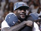 FIRMA LEBRON A SYN. LeBronu Jamesovi staršímu je nyní sedmadvacet let. LeBronu FIRMA LEBRON A SYN. LeBronu Jamesovi staršímu je nyní sedmadvacet let. LeBronu