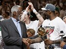 LETOS JE TO TVOJE. Bill Russell, jeden�ctin�sobn� v�t�z NBA s Bostonem Celtics,