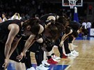 TRADICE JE TRADICE. Japonsk� basketbalistky se p�ed utk�n�m klan� sv�mu soupe�i.