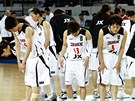 D�KUJEME, ODCH�Z�ME. Japonsk� basketbalistky se po z�pase klan� fafou�k�m.