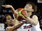Japonsk� basketbalistka Juka Mamijov� se v z�pase Portorikem prod�r� kolem