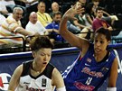 Japonsk� basketbalistka Juko Ogaov� (vlevo) se v z�pase Portorikem prod�r�