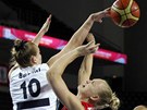 �esk� basketbalistka Michaela Zr�stov� (uprost�ed) je zablokov�na Agostinou