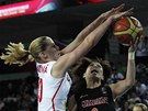 �esk� basketbalistka Alena Hanu�ov� blokuje Emi Kudekenovou z Japonska.