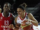 Ana Lelasov� (vpravo) z Chorvatska obch�z� Tamaru Tathamovou z Kanady.