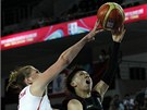 �esk� basketbalistka Ilona Burgrov� blokuje japonskou rozehr�va�ku Juko Ogaovou.