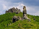 Vrch 12 Apo�tol� (1 775 m) zdob� bizarn� andezitov� sk�ly.