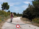 Divokou krajinou Provence vede cel� �ada cest, ur�en�ch pouze pro cyklisty. 