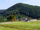 Pod vrchem Schwedelberg (545 m) nad vesnic� Dubina se ukr�vaj� Trpasli��