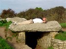 Siesta. Turista se vyhřívá na pradávném dolmenu v Lockmariaqueru. Siesta. Turista se vyhřívá na pradávném dolmenu v Lockmariaqueru.