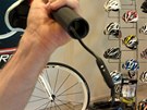 Kabel od elektronického řazení Shimano Dura-ace je veden sedlovou trubkou.... Kabel od elektronického řazení Shimano Dura-ace je veden sedlovou trubkou....