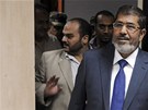 Nov� zvolen� egyptsk� prezident Muhammad Murs� vch�z� do televizn�ho studia