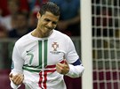 NESPOKOJEN�. Tahle akce se Cristianu Ronaldovi nevyda�ila.
