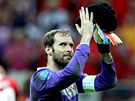 DÍKY ZA PODPORU! Petr Čech děkuje fanouškům po vyřazení z Eura. DÍKY ZA PODPORU! Petr Čech děkuje fanouškům po vyřazení z Eura.
