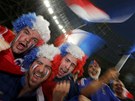 FRANCIE DO TOHO! Fanou�ci francouzských fotbalist� p�ed utkáním se �pan�lskem.