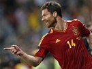 D�KY ZA TU P�IHR�VKU! Xabi Alonso d�kuje Jordimu Albovi za ide�ln� centr, po
