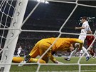 VZTEK. Francouzsk� brank�� Hugo Lloris se po g�lu �pan�l� zlob� na spoluhr��e.