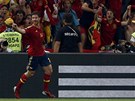 �PAN�LSK� EUFORIE. Xabi Alonso slav� s fanou�ky g�l proti Francii.