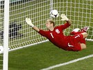 OD TY�E PRY�. Zat�mco anglick� brank�� Joe Hart je�t� placht� vzduchem, m�� u�